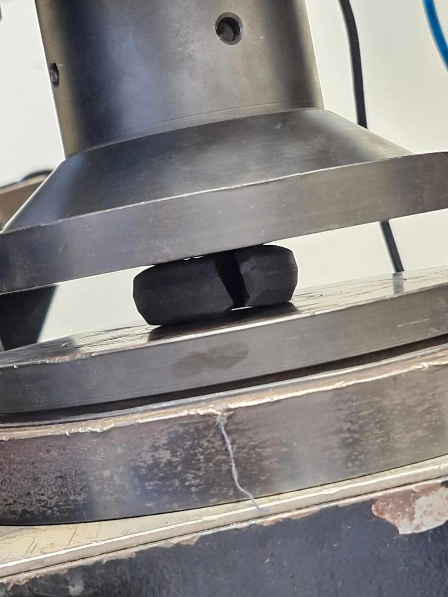 Ensaio de compressão da arruela prismática